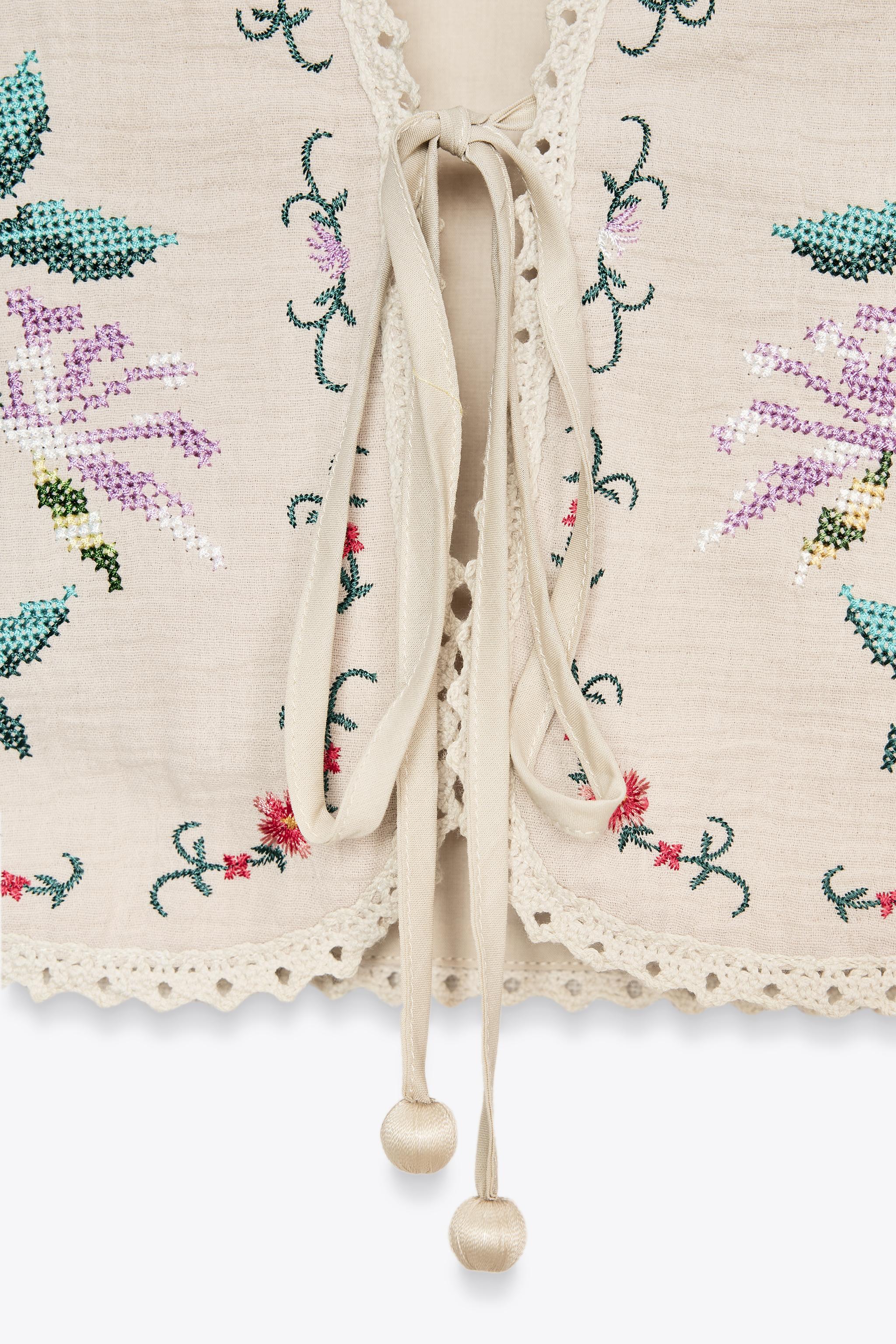 GILET SANS MANCHES EN COTON AVEC BRODERIES FLEURS